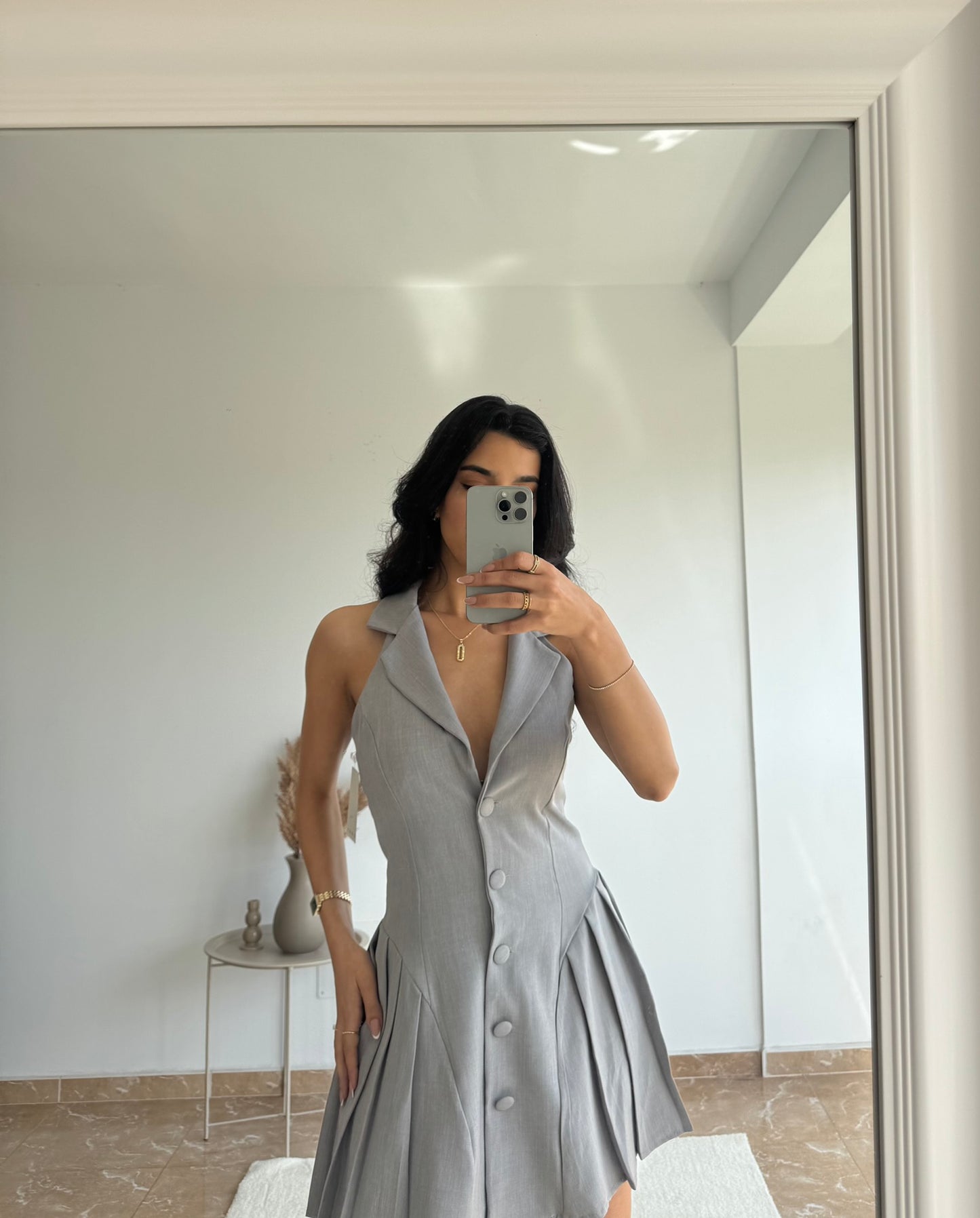 Vestido tableado gris
