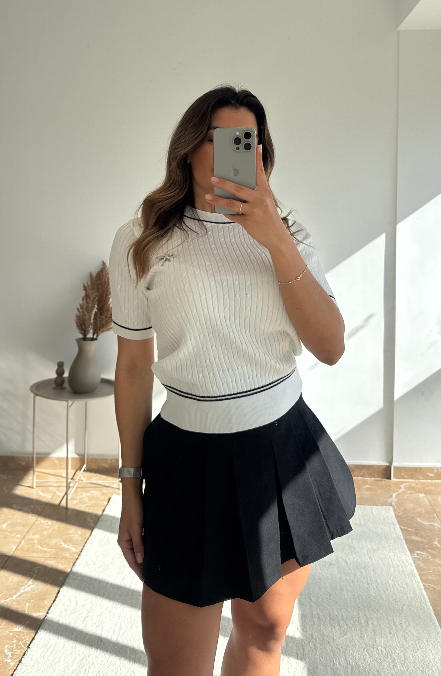 Top punto con prendedor blanco