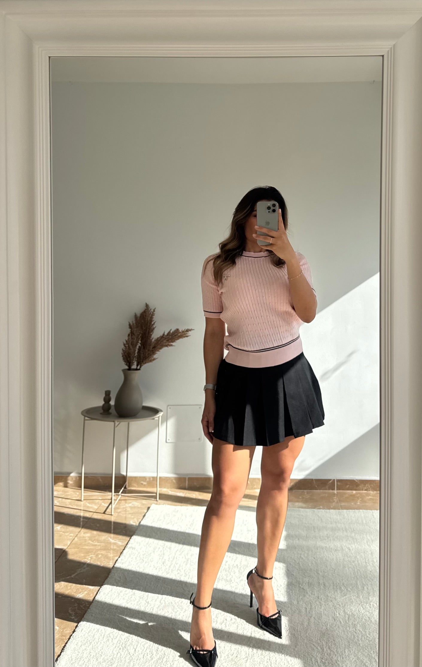 Top punto con prendedor rosa