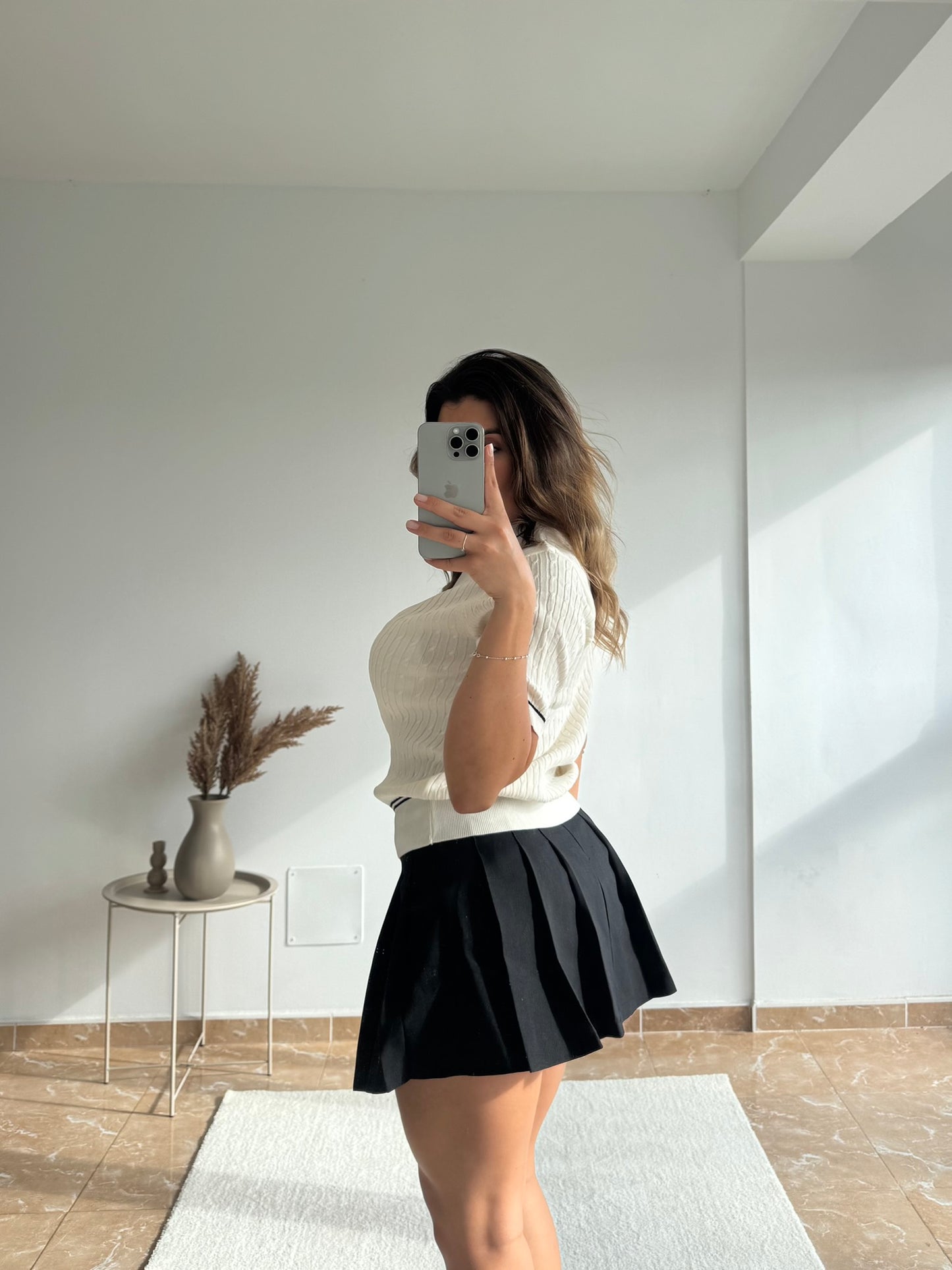 Top punto con prendedor beige