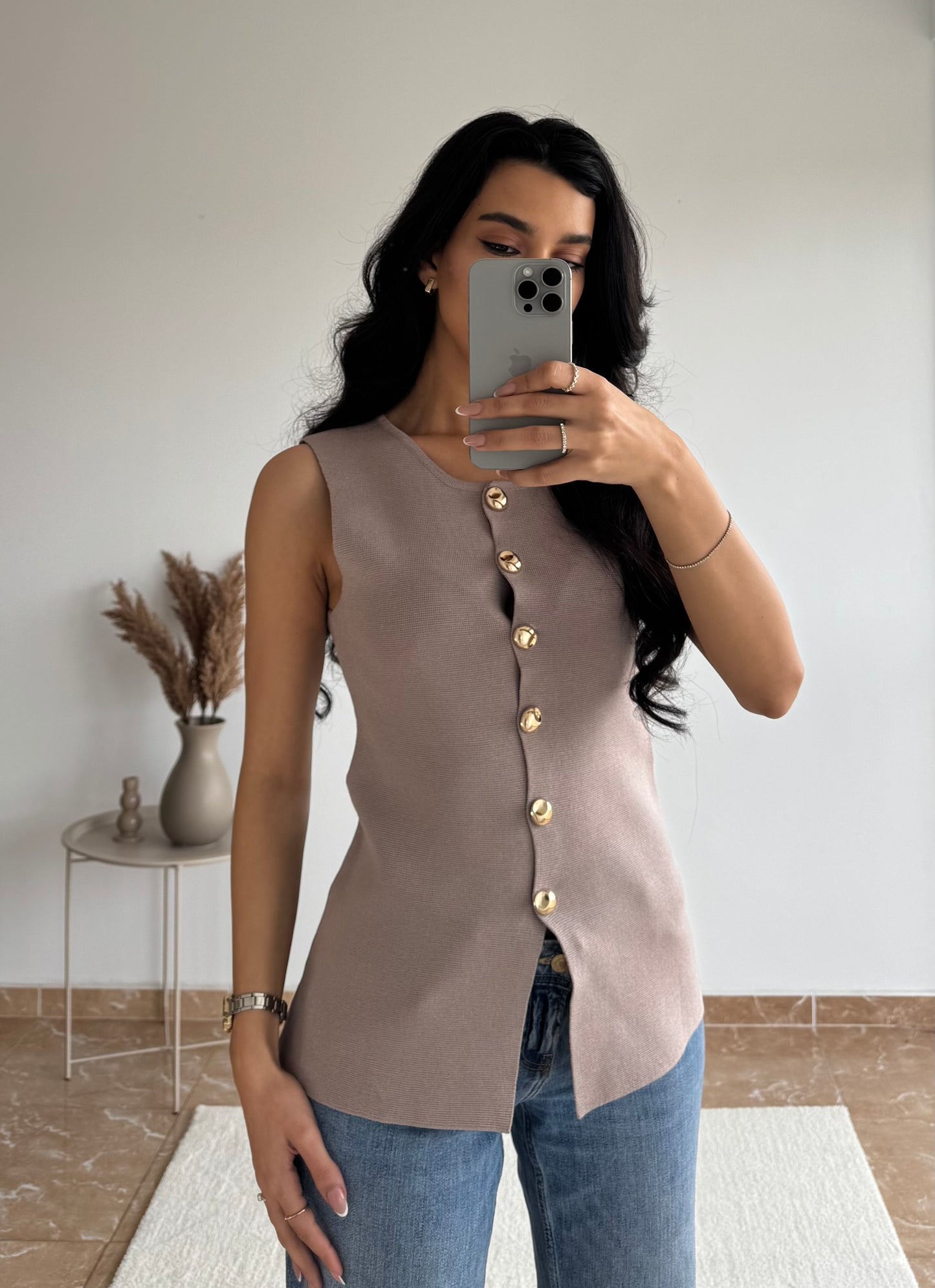 Chaleco punto detalles dorados