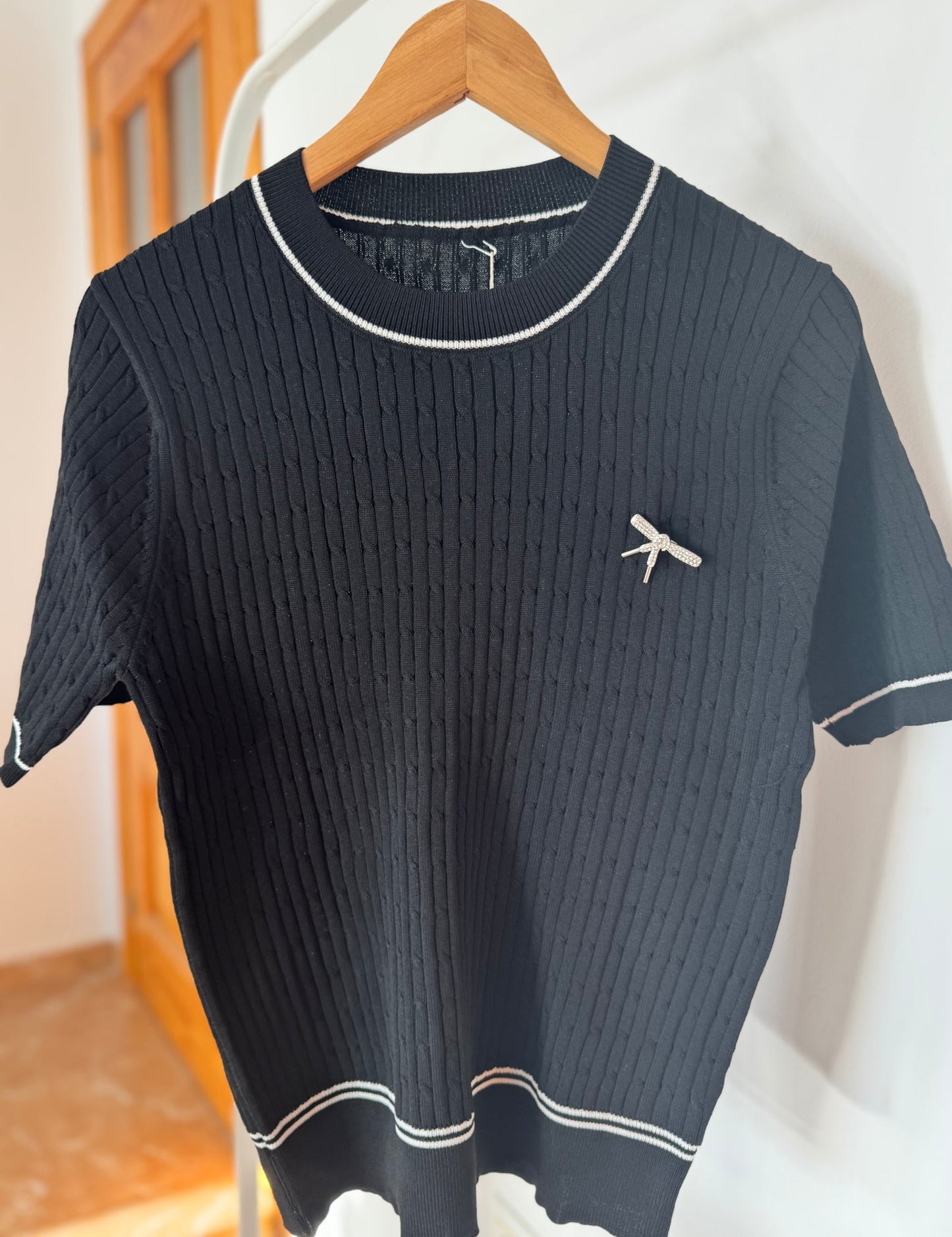 Top punto con prendedor negro